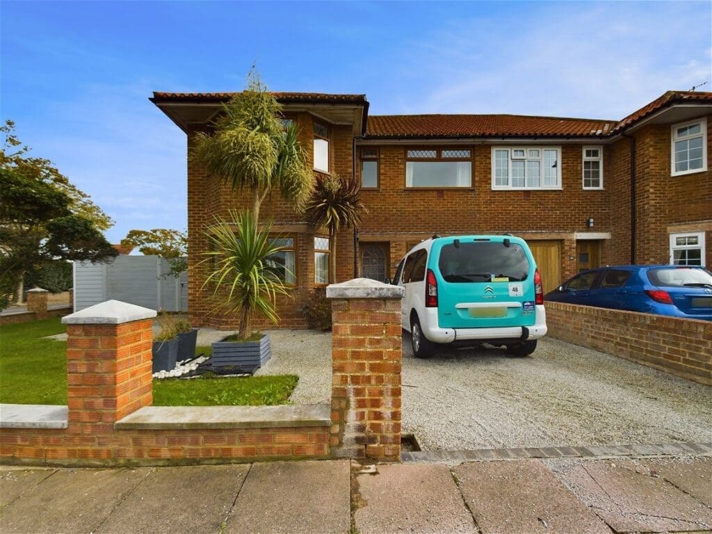 George V Avenue, Worthing, BN11