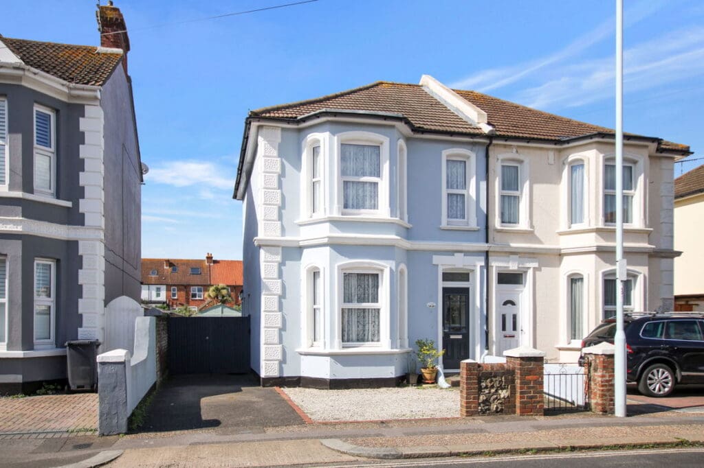 Tarring Road, Worthing, BN11 4HA