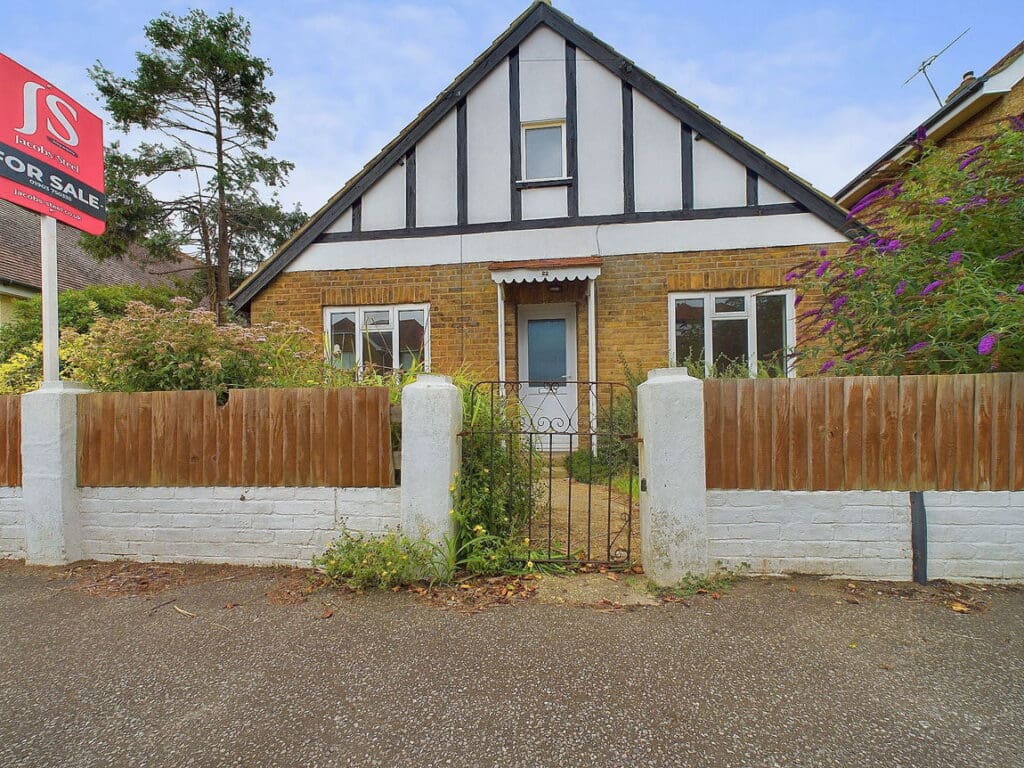 Leconfield Road, Lancing, BN15 9JB