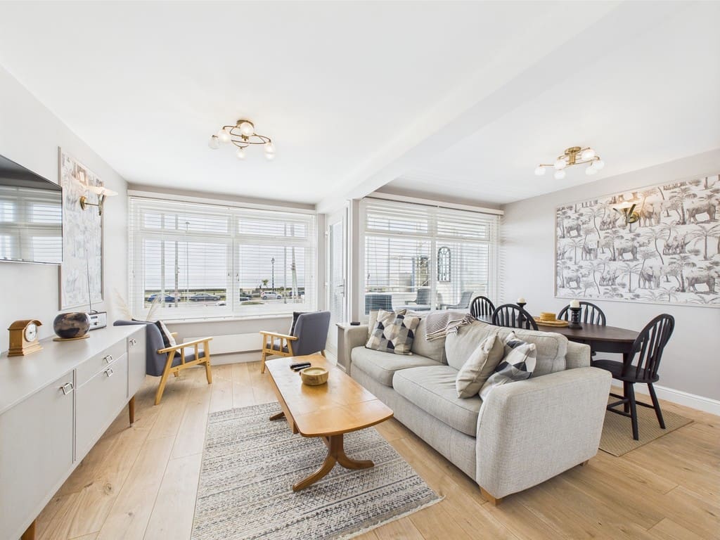 Featured image for “Effective pricing strategies for a quick property sale”