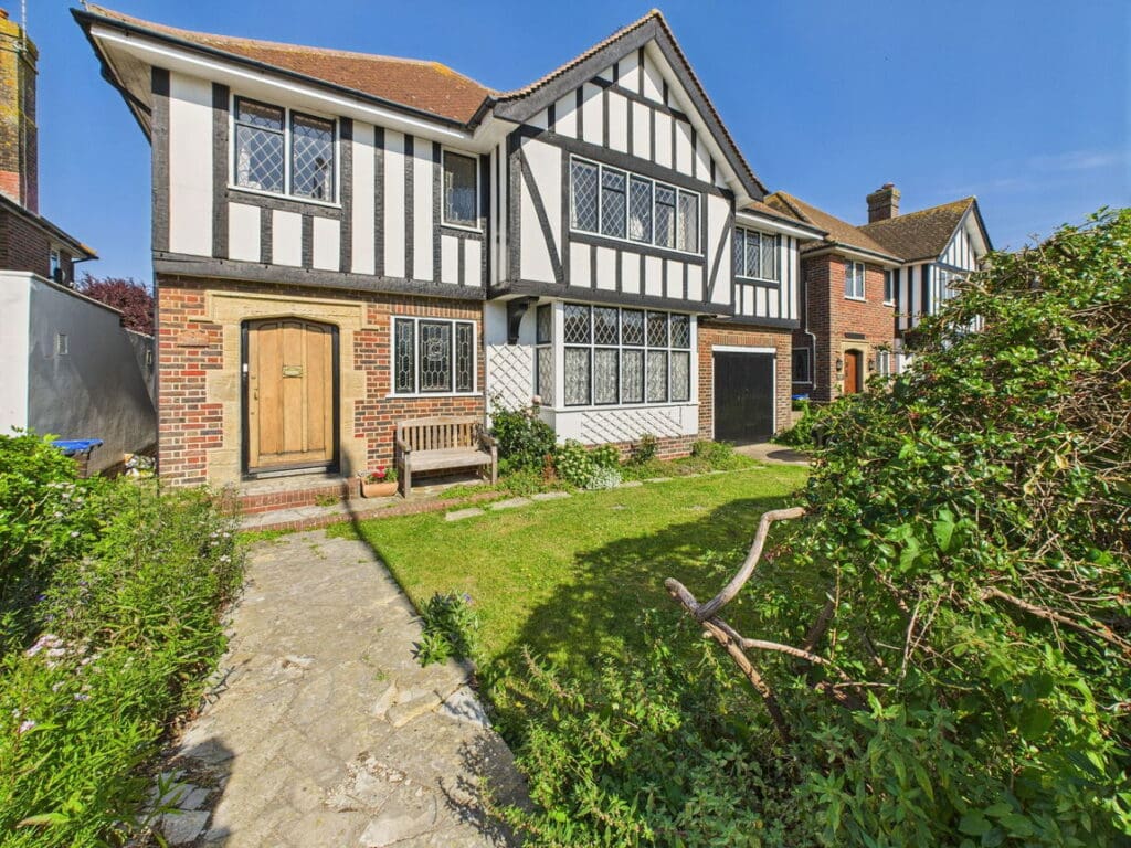 George V Avenue, Worthing, BN11