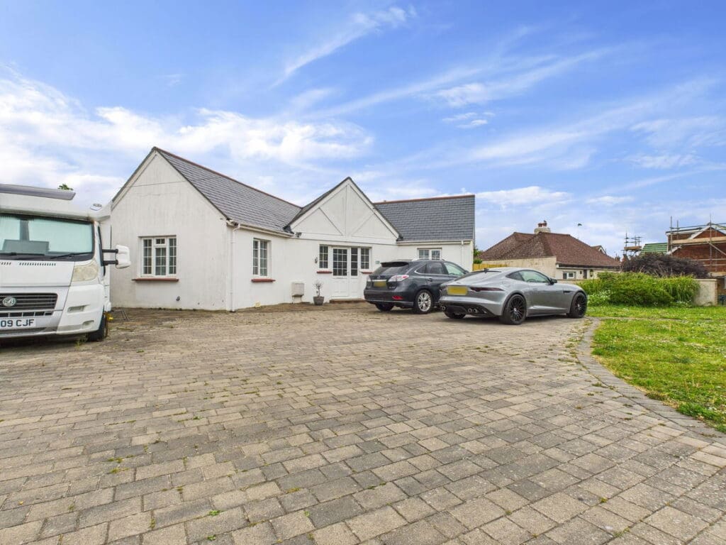 Kings Road, Lancing, BN15 8DX