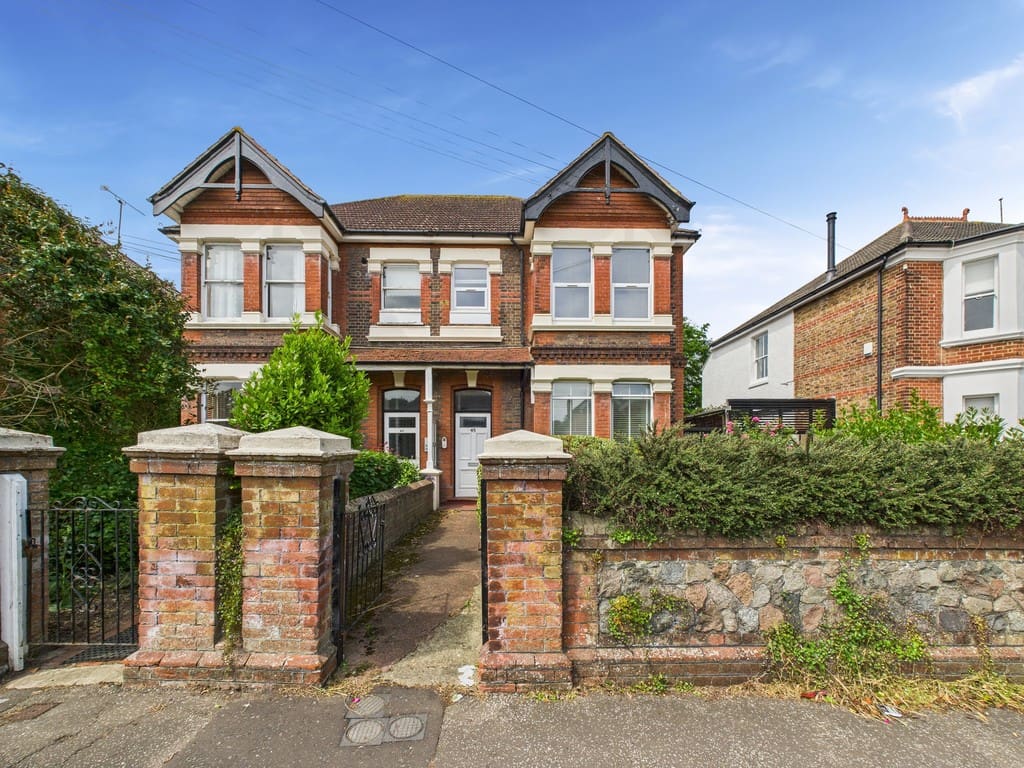 Featured image for “Effective pricing strategies for a quick property sale”