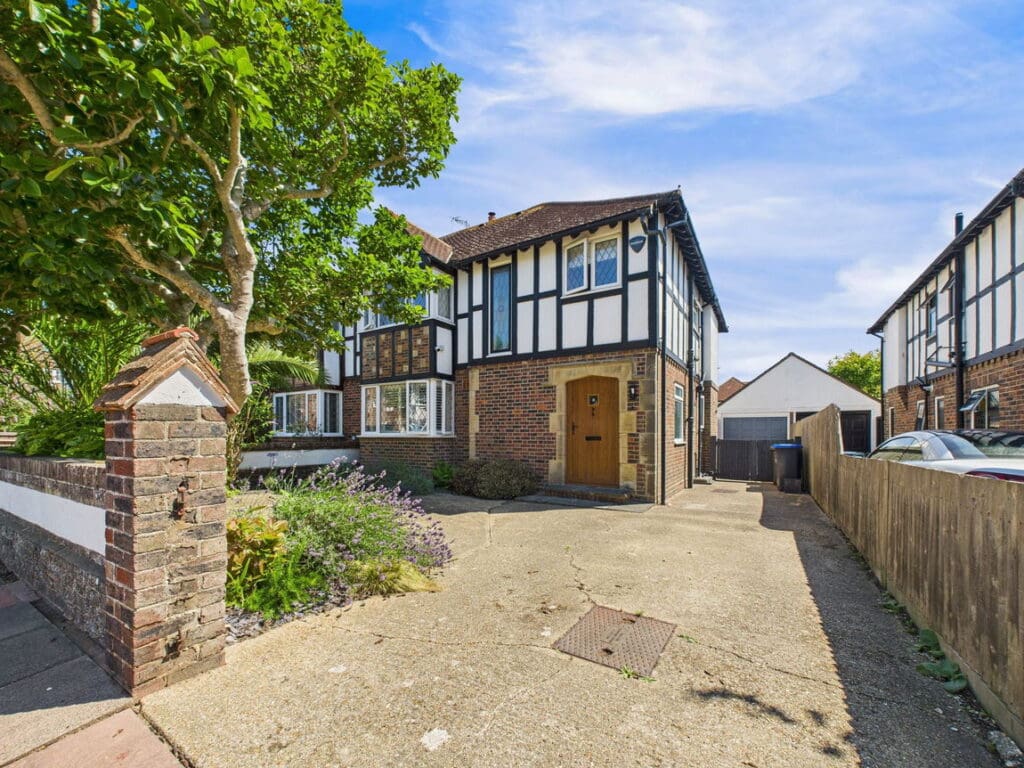 George V Avenue, Worthing, BN11