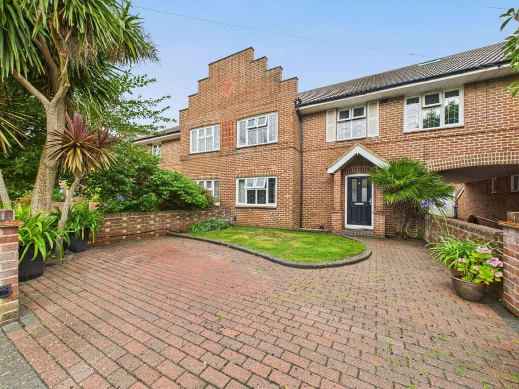 Hurst Avenue, Worthing, BN11
